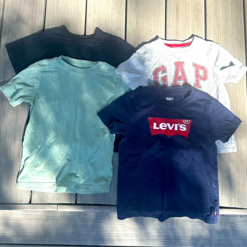 Bundle of 4 Boy’s XS T-Shirts Gap, Levi’s, Etc.